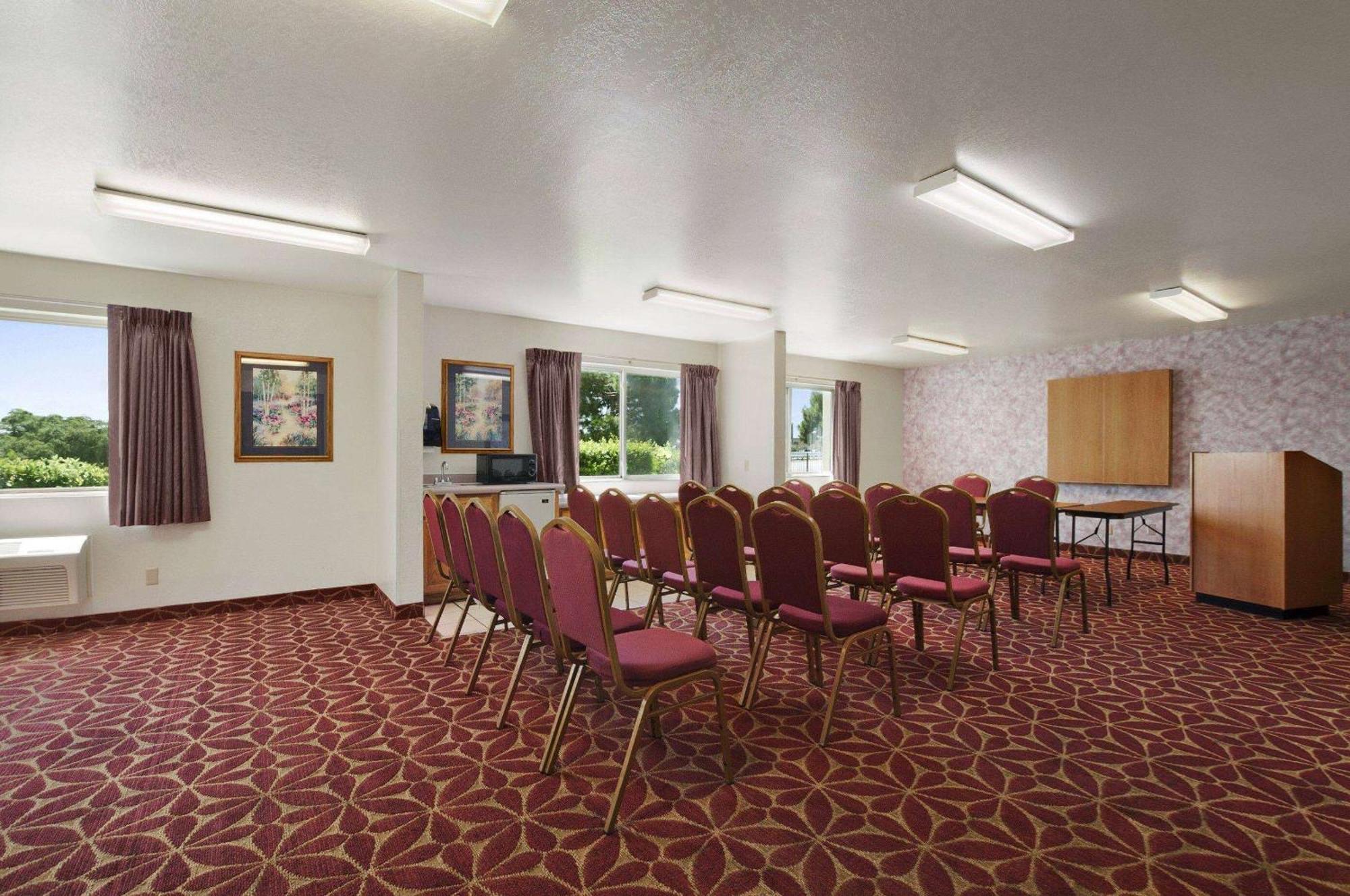Super 8 By Wyndham Austin North/University Area Dış mekan fotoğraf